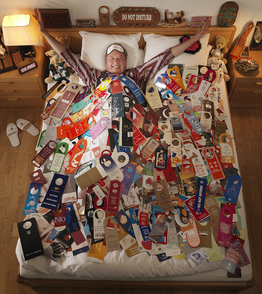 Jean-François Vernetti, Der Guinness Weltrekordhalter besitzt 11'111 Do-Not-Disturb-Hotelschil- der aus rund 200 Ländern, © Guinness World Records